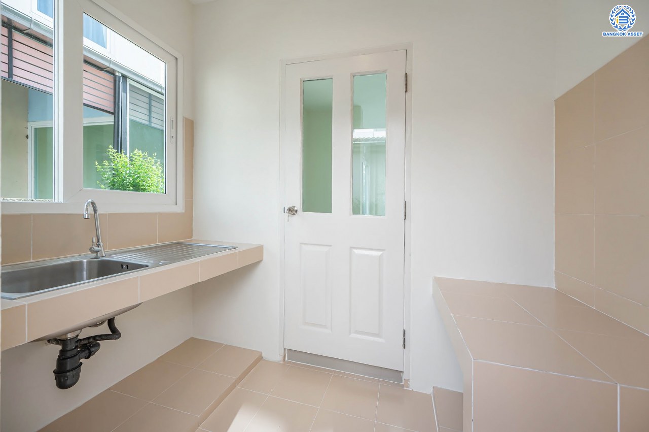 บ้านมือสองตกแต่งใหม่ โครงการ คาซ่าวิลล์ ราชพฤกษ์-แจ้งวัฒนะ จากแบรนด์ Q.House ต่อเติมครบพร้อมเข้าอยู่ เนื้อที่ 50 ตร.ว. ฟังก์ชันจัดเต็ม 3 ห้องนอน 2 ห้องน้ำ จอดรถได้ 2 คัน บนทำเลศักยภาพ ติดถนนราชพฤกษ์ ใกล้ทางด่วน "แจ้งวัฒนะ" และเซ็นทรัลแจ้งวัฒนะ